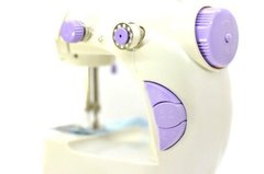 Швейная мини машинка Mini Sewing Machine SM-202A 4 в 1 портативная домашняя машинка для шитья, от сети / батареек / педали