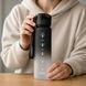 Бутылка для воды Spirit 1000 мл 26X-329 &bull; Многоразовая бутылка с герметичной крышкой, ремешком, шкалой объема и времени, черно-белый градиент