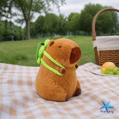 Мягкая игрушка Капибара KAR333, 23 см &bull; Плюшевая коричневая капибара с зеленым рюкзаком-черепашкой для детских игр, подарка и украшения детской
